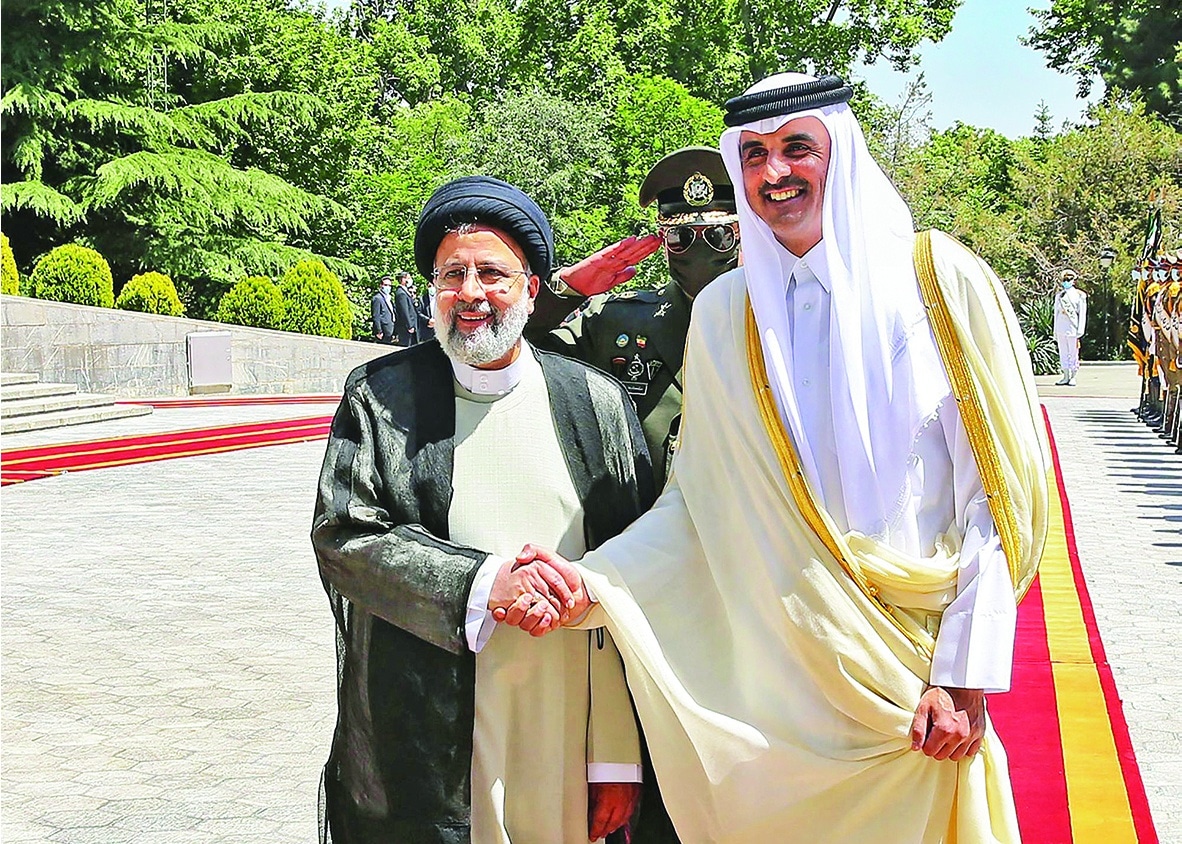 TEHRAN: Iranian President Ebrahim Raisi welcomes Qatari Amir Sheikh Tamim bin Hamad Al-Thani at the presidential palace on May 12, 2022. – AFP