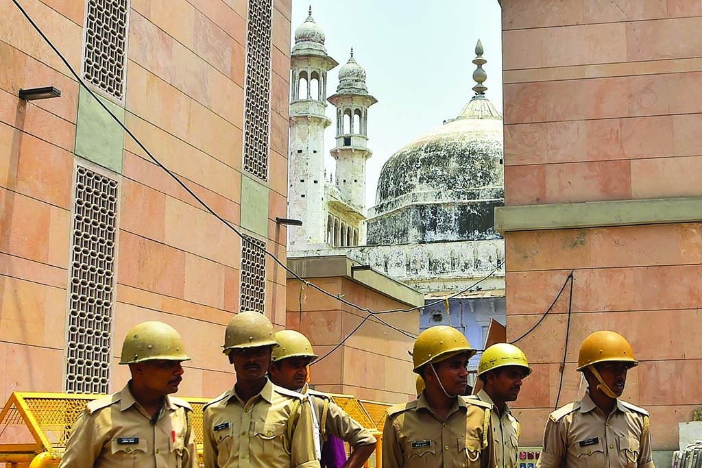 VARANASI: Policemen stand guard near the Gyanvapi Mosque during Friday noon prayer on May 20, 2022. - AFP