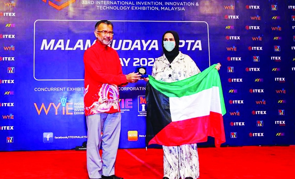 KUALA LUMPUR: Kuwaiti inventor Nuha Al-Mae receives the silver medal at Malaysia ITEX 22. - KUNA