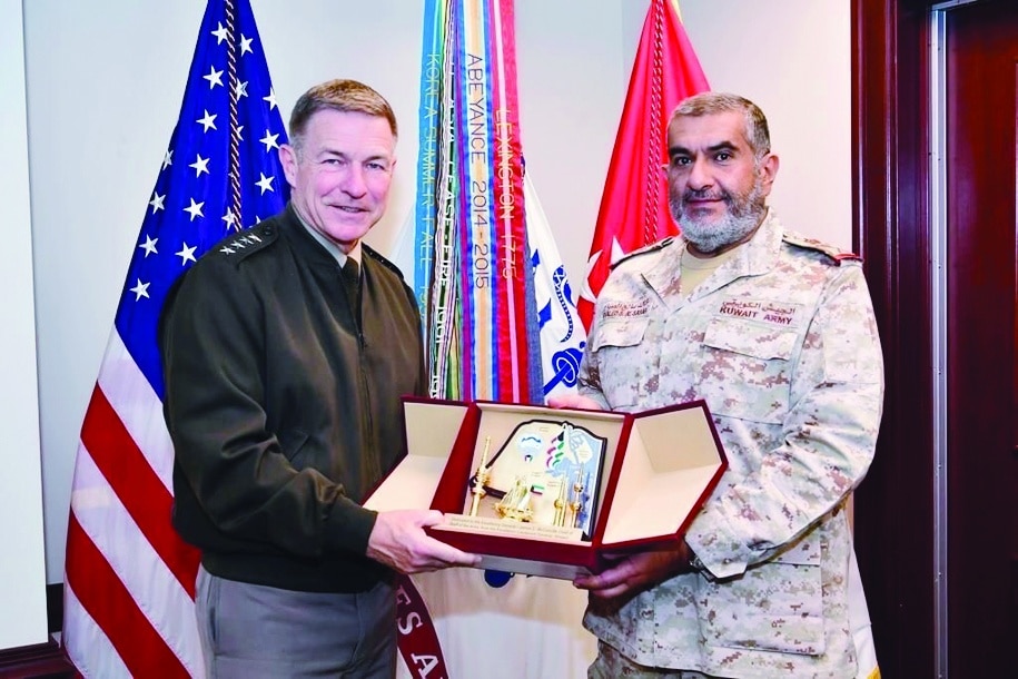 WASHINGTON: Kuwait Army Chief of Staff Lieutenant General Khaled Saleh Al-Sabah presents a memento to US Army Chief of Staff General James McConville. - KUNA