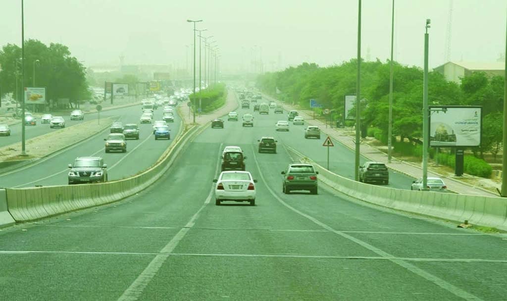 KUWAIT: Vehicles drive in dusty weather on Fourth Ring Road in Kuwait on May 13, 2022. - Photo by Fouad Al-Shaikh