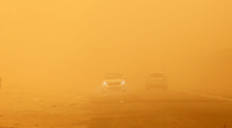 KUWAIT: Traffic in Kuwait affected by a heavy dust storm that hit the country on Monday. - Photos by Yasser Al-Zayyat