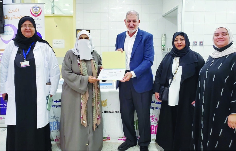 KUWAIT: Dr Abeer Al-Bahouh (center left) honors participants in the asthma awareness day.