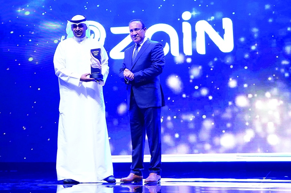 KUWAIT: AUM's Chairman of the Board of Trustees Fahad Al-Othman recognizes Zain during the ceremony.