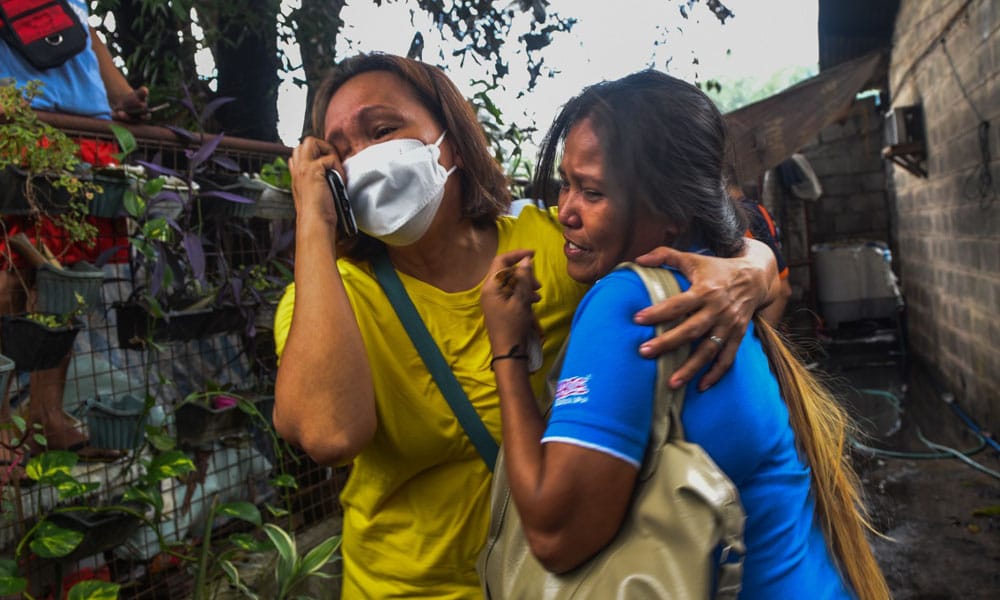 MANILA:  Relatives grieve the loss of loved ones after a fire at an informal settlement inside the campus of the University of the Philippines in Quezon City, suburban Manila on May 2, 2022. Eight people died, including six children, when a fire ripped through a poor community in the Philippines capital of Manila. – AFP