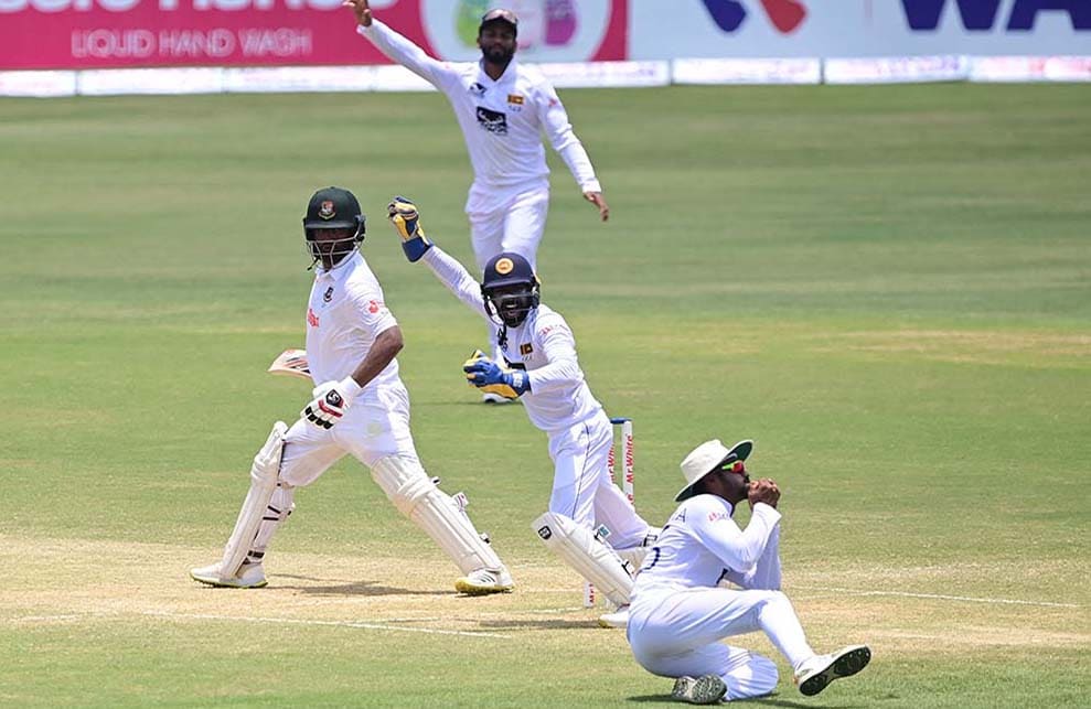 CHITTAGONG: Sri Lanka’s Dhananjaya de Silva (right) fields a ball shot by Bangladesh’s Tamim Iqbal (left) during the third day of the first Test cricket match between Bangladesh and Sri Lanka at the Zahur Ahmed Chowdhury Stadium on May 17, 2022. - AFP