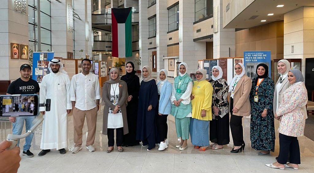 'Moalimun Mutatawioun' members pose for a group photo.