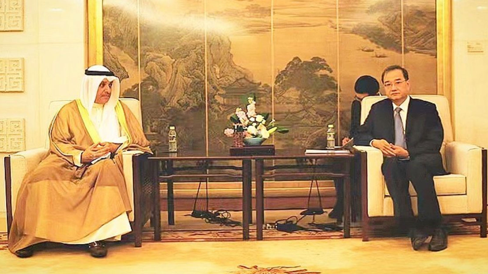 Chinese Deputy Foreign Minister Deng Li met with Kuwait Ambassador Samih Johar Hayat