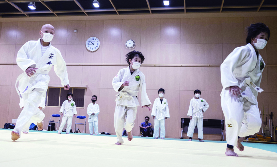 FUKUROI: Children take part in a judo training session in Fukuroi, Shizuoka prefecture. Japan is the home of judo but a brutal win-at-all-costs mentality, corporal punishment and pressure to lose weight is driving large numbers of children to quit the sport. -  AFP