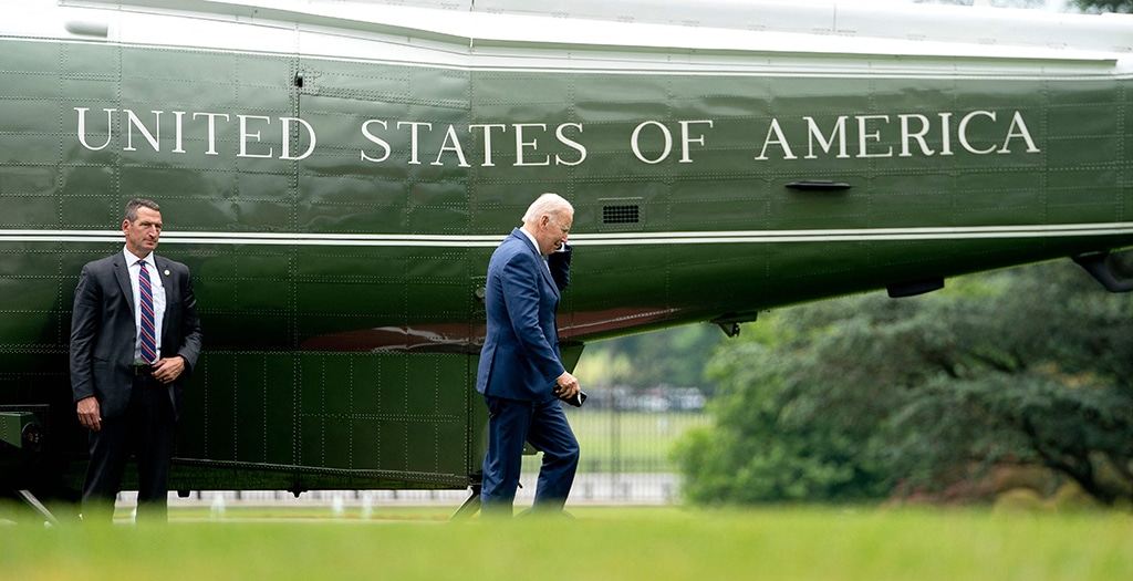 WASHINGTON: US President Joe Biden walks on the South Lawn of the White House after disembarking Marine One on June 14, 2022. - AFP