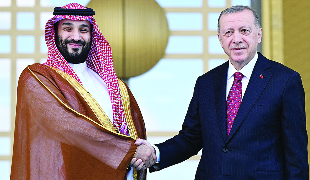 ANKARA: Turkish President Recep Tayyip Erdogan welcomes Saudi Crown Prince Mohammed bin Salman upon his arrival during an official ceremony at the Presidential Complex on June 22, 2022. — AFP