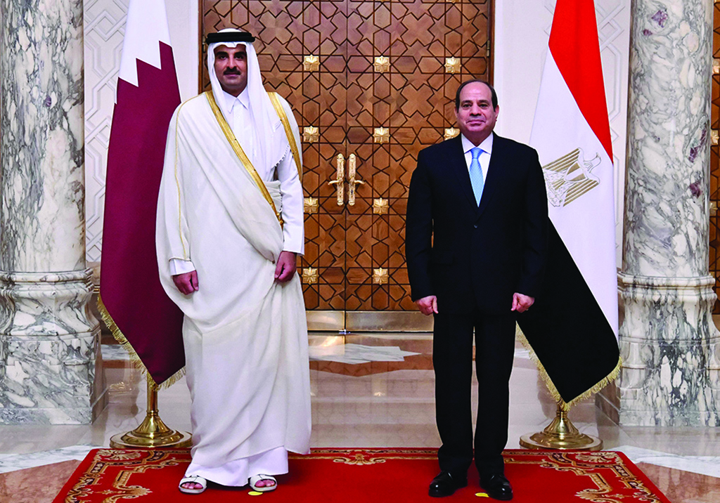 CAIRO: Egyptian President Abdel Fattah Al-Sisi receives Qatari Amir Sheikh Tamim bin Hamad Al-Thani at the presidential palace on June 25, 2022. - AFP