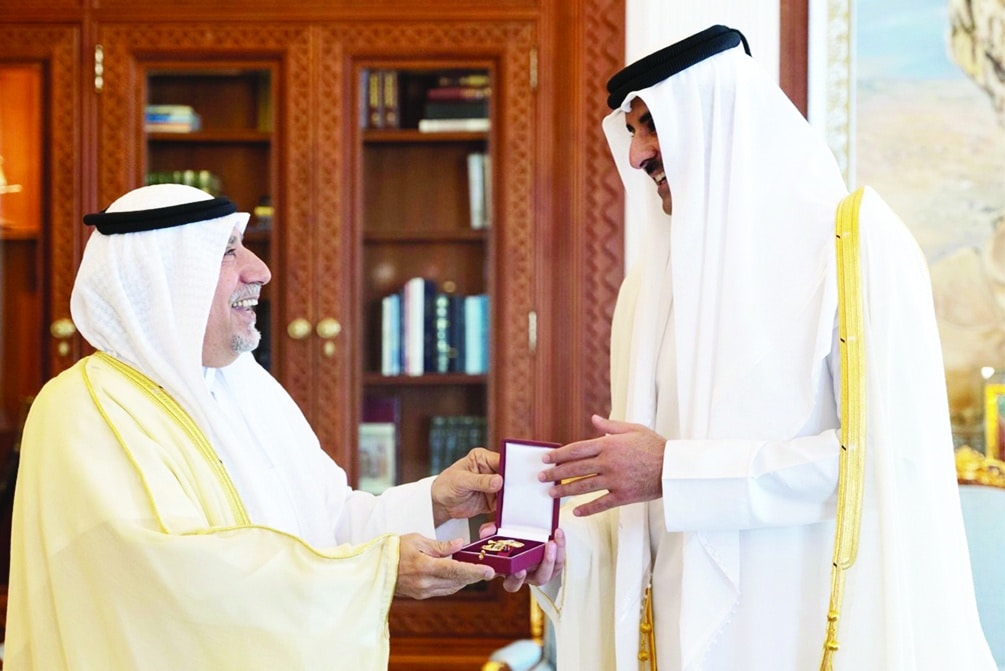 DOHA: Qatar's Amir Sheikh Tamim bin Hamad Al-Thani grants Al-Wajbah Decoration to the Kuwaiti Ambassador to Qatar Hafeez Mohammad Al-Ajmi. - KUNA