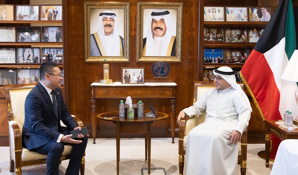 KUWAIT: Foreign Minister Sheikh Dr Ahmad Nasser Al-Mohammad Al-Sabah meets Huawei CEO in the GCC William Zhao. - KUNA