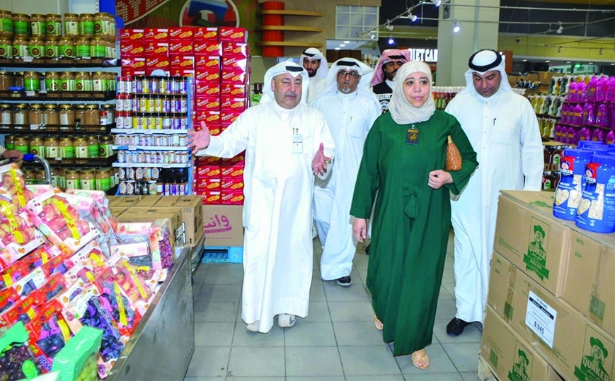 KUWAIT: Director of the Cooperative Societies Development Department in the Kuwaiti Ministry of Social Affairs Hayam Al-Khudair tours Al-Zahra Cooperative Society. - KUNA photos