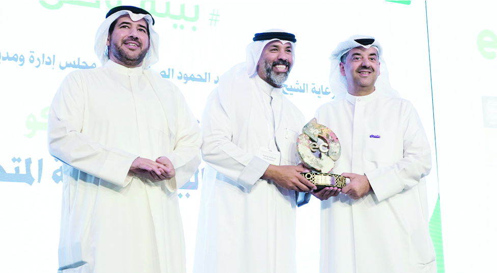 KUWAIT: Sheikh Abdullah Ahmad Al-Humoud Al-Sabah and Jasem Al-Abou recognize Waleed Al-Khashti for Zain's support.