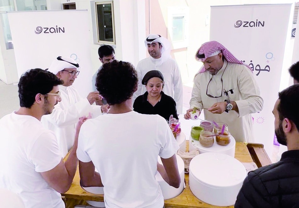 KUWAIT: Zain's team with the students.