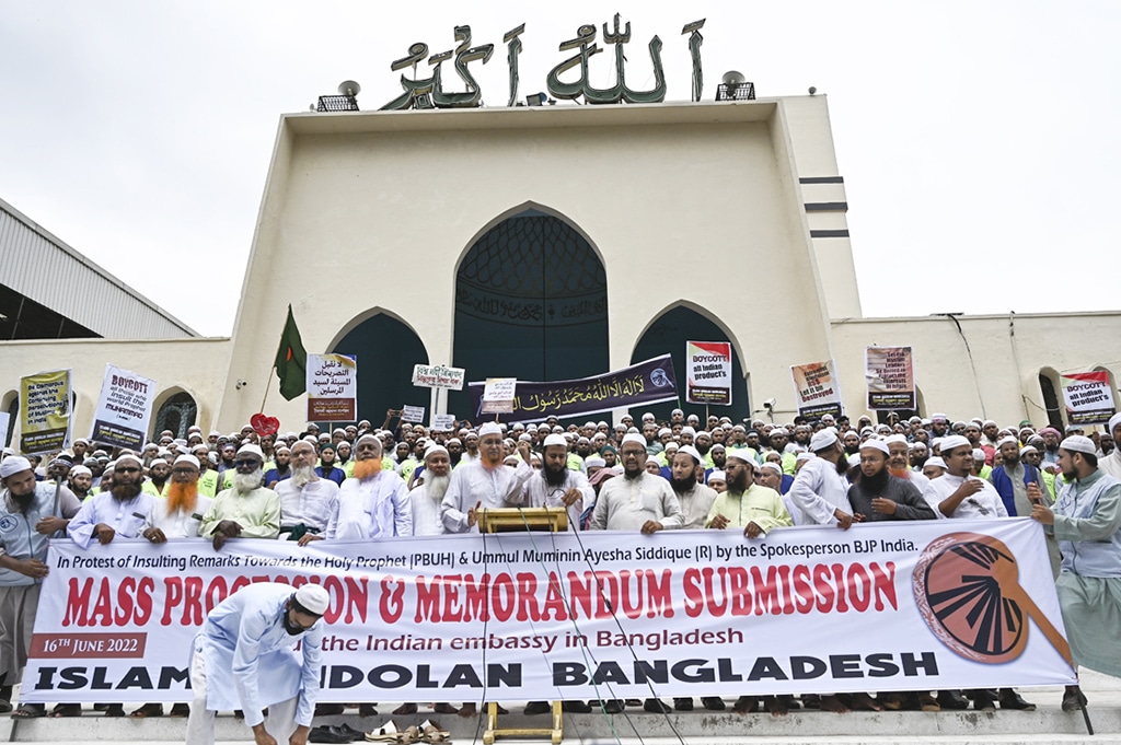 DHAKA: Activists and supporters gather outside the Baitul Mukarram National mosque before marching towards the Indian embassy in Dhaka on June 16, 2022, to protest against the remarks on the Prophet Mohammed (PBUH) by an India's ruling party official. - AFP
