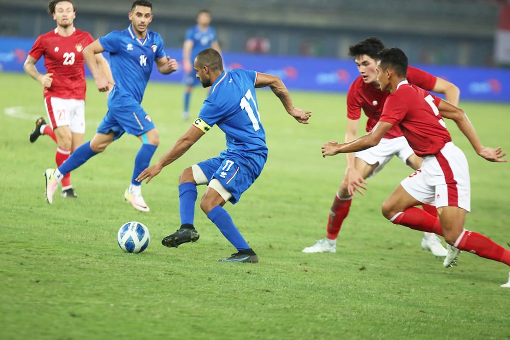 KUWAIT: Kuwaiti captain Bader Al-Mutawa controls the ball during the AFC Asian Cup 2023 qualifying match against Indonesia at Jaber Stadium on Wednesday. Indonesia beat Kuwait 2-1. — Photo by Yasser Al-Zayyat