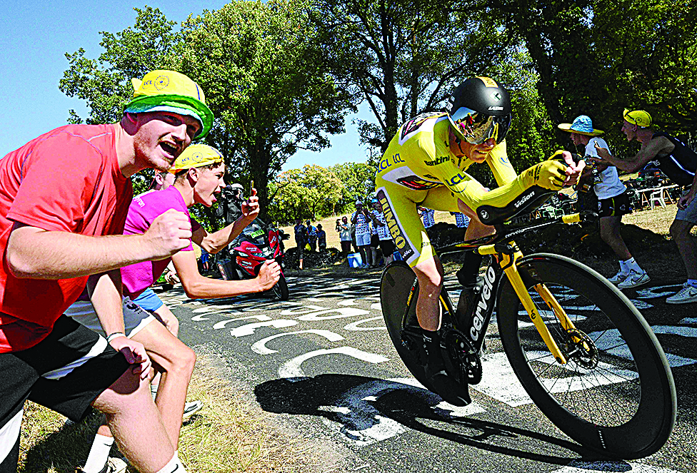 LACAPELLE-MAR: Jumbo-Visma team's Danish rider Jonas Vingegaard wearing the overall leader's yellow jersey cycles during the 20th stage of the 109th edition of the Tour de France cycling race, 40,7 km individual time trial between Lacapelle-Marival and Rocamadour on July 23, 2022. - AFP