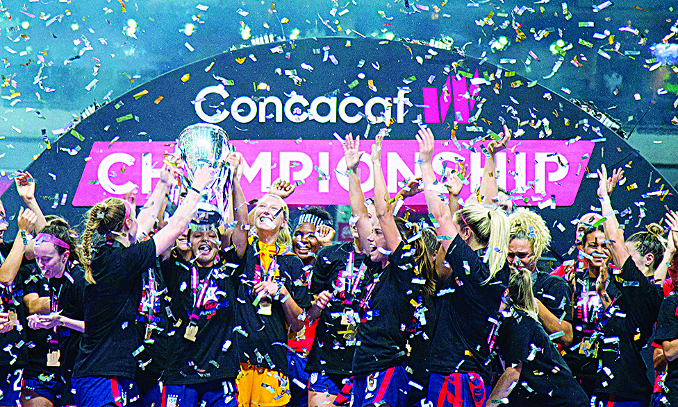 MONTERREY: USA's players celebrate with the trophy after winning the 2022 CONCACAF women's championship final football match against Canada, at the BBVA Bancomer stadium in Monterrey, Nuevo Leon State, Mexico on July 18, 2022.- AFP