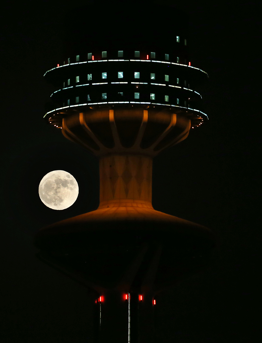 KUWAIT: The full buck supermoon rises near the Liberation Tower in Kuwait City on July 13, 2022. The July full moon is the largest supermoon of 2022. – Photo by Yasser Al-Zayyat