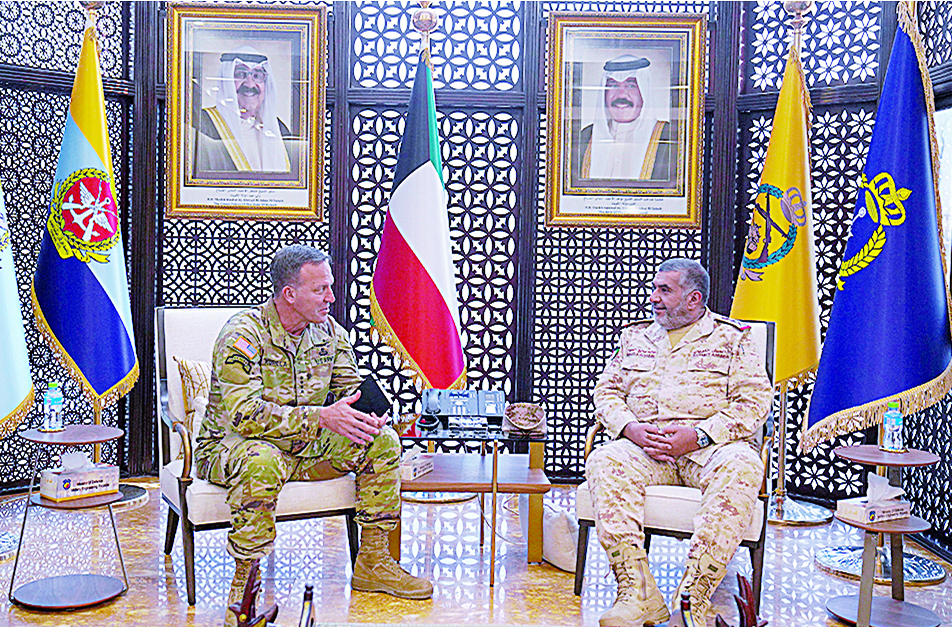 KUWAIT: Kuwait Armed Forces Chief of the General Staff Lieutenant General Sheikh Khaled Saleh Al-Sabah meets the Commander of United States Central Command Michael Kurilla. - Defense Ministry photos