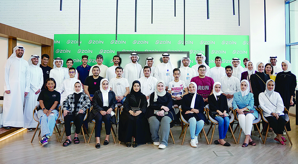KUWAIT: Zain and H&S Store officials with the students.n
