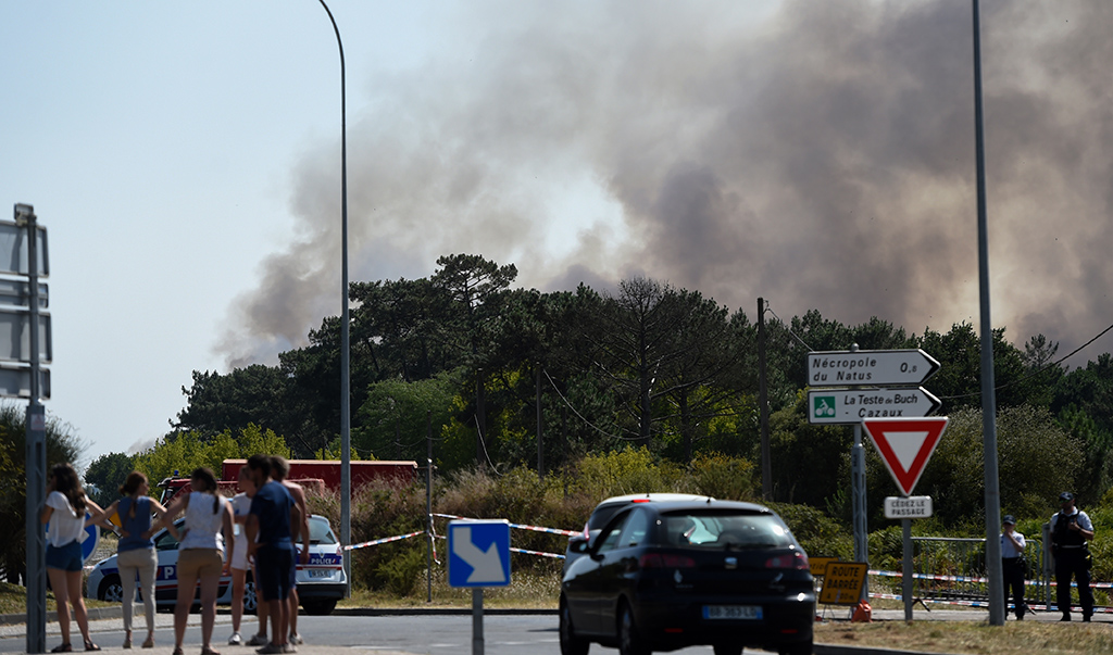 LA TESTE-DE-BUCH: Members of the public observe a fire from La Teste-de-Buch, southwestern France. – AFP