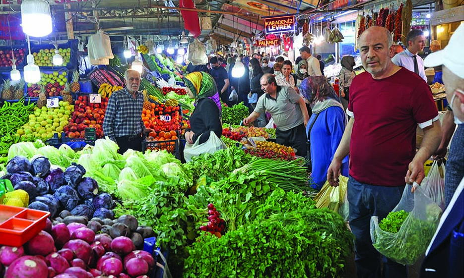 ANKARA: People shop at a vegetable and fruit market in the historical Ulus district in this April 29, 2022 file photo. - AFP