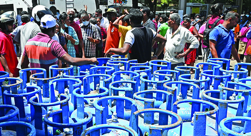 COLOMBO, Sri Lanka: People wait in a queue to refill their Liquefied Petroleum Gas (LPG) cylinders at a gasoline distribution point in Colombo.- AFP