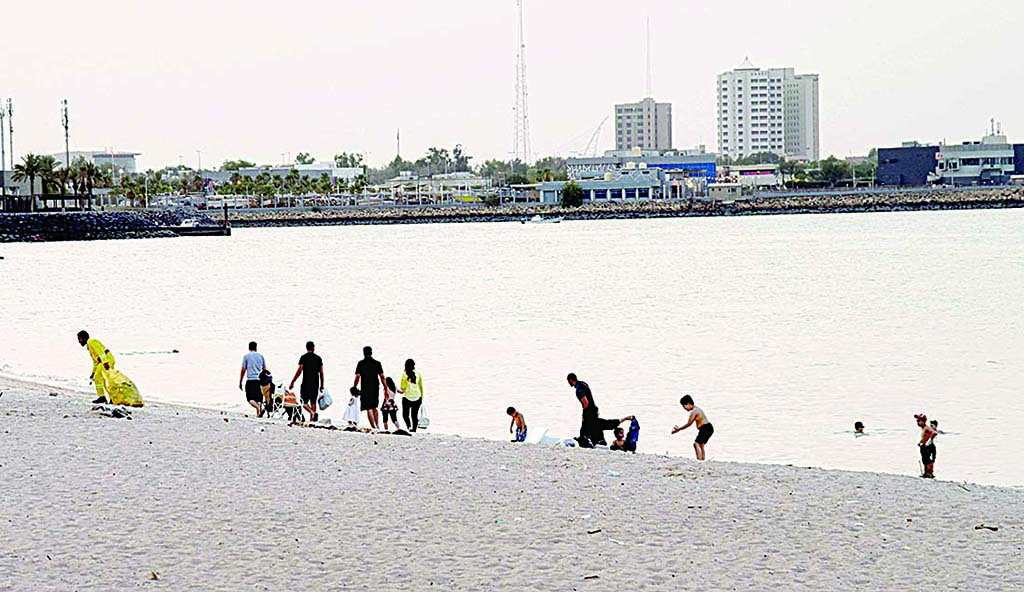 KUWAIT: Families spend time on a beach in downtown Kuwait to beat the heat on one of the hottest days of the season on Thursday. According to Meteorological Department, Kuwait recorded very hot and relatively humid temperature over coastal areas on Thursday with the maximum temperature reaching 49 degree Celsius. -  Photo by Fouad Al-Shaikh