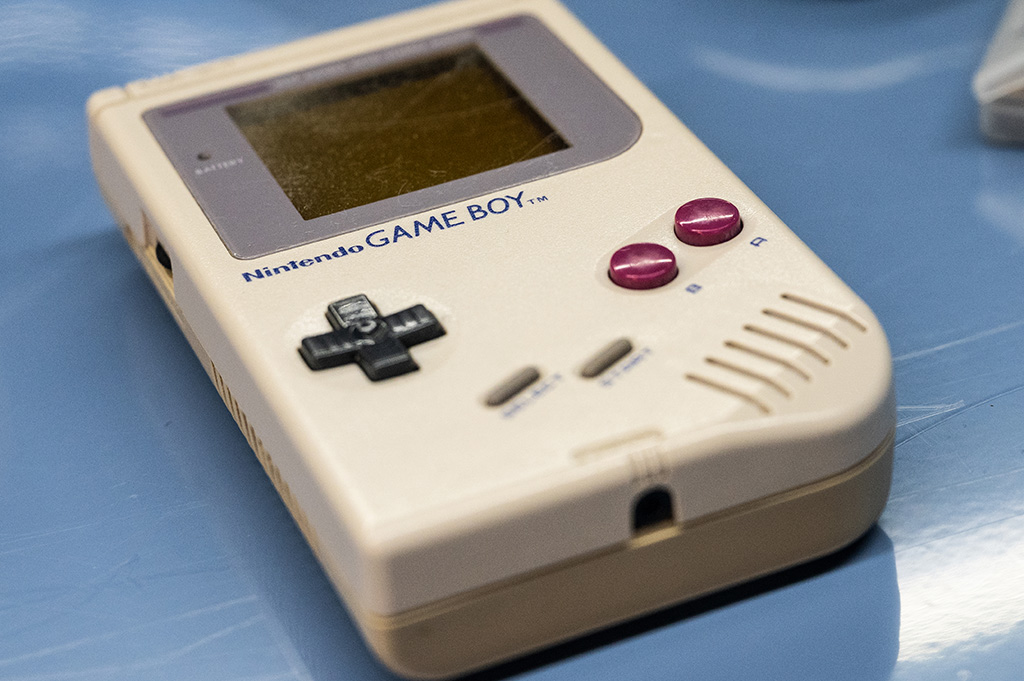 Cette photo montre une console de jeux vidéo portable Game Boy fabriquée par Nintendo appartenant à la collection de Charles Cros.