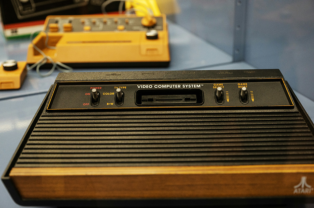 Cette photo montre une console de jeux vidéo de salon Atari 2600 appartenant à la collection de Charles Cros.