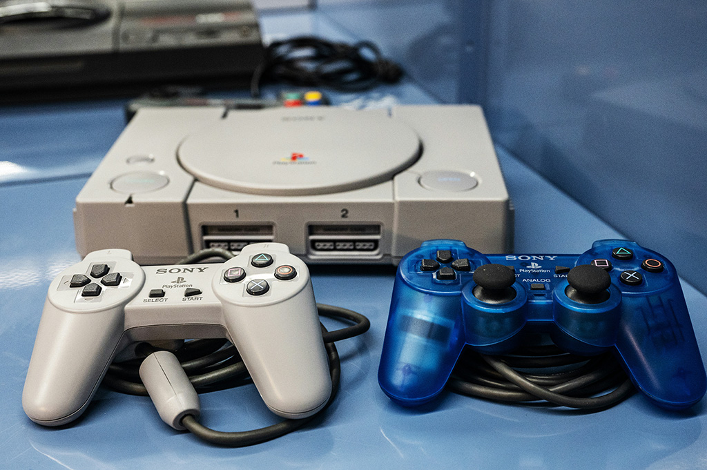 Cette photo montre une console de jeux vidéo de salon Sony PlayStation 1 appartenant à la collection de Charles Cros.