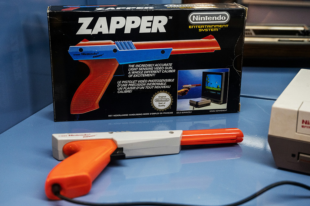 Cette photo montre une vidéo de tournage de la série de pistolets légers NES Zapper appartenant à la collection Charles Cros.