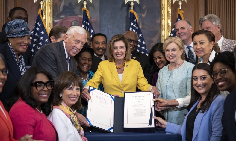 WASHINGTON: House Democrats pose for photos after Speaker of the House Nancy Pelosi (D-CA) signed the Inflation Reduction Act during a bill enrollment ceremony after the House passed the legislation at the US Capitol.—AFP nn
