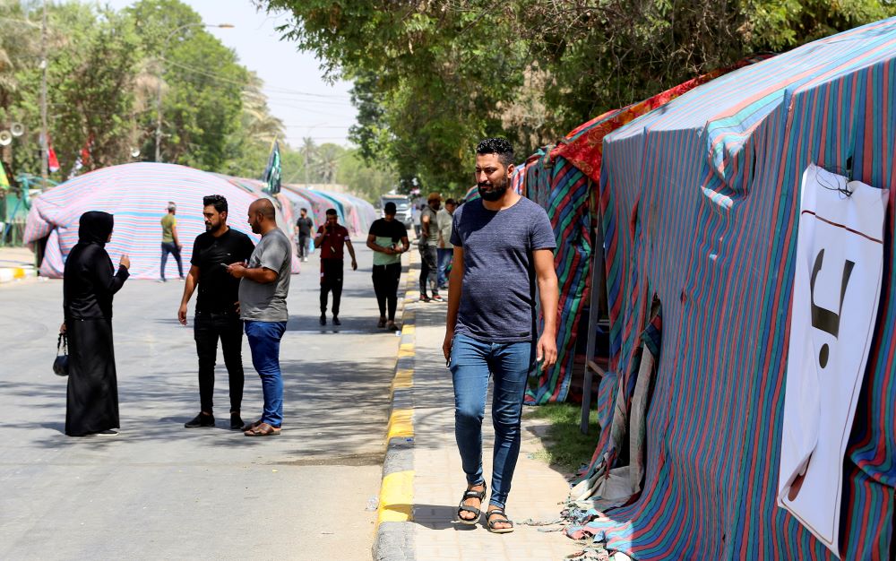 BAGHDAD:  Supporters of Iraq's pro-Iran Coordination Framework gather near tents set up on a bridge leading to the capital Baghdad's Green Zone.--AFP 