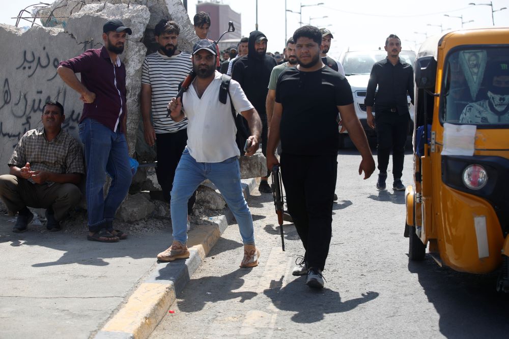 BAGHDAD: Members of Saraya Al-Salam (Peace Brigade), the military wing affiliated with cleric Moqtada Sadr, withdraw from Baghdad's Green Zone on August 30, 2022. - AFP