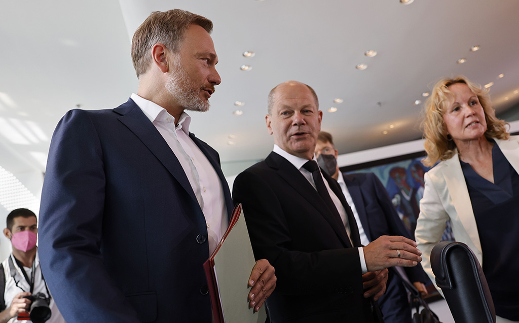 BERLIN, Germany: (L-R) German Finance Minister Christian Lindner, German Chancellor Olaf Scholz and German Minister for the Environment, Nature Conservation, Nuclear Safety and Consumer Protection Steffi Lemke arrive for the weekly cabinet meeting on August 10, 2022 in Berlin. – AFP