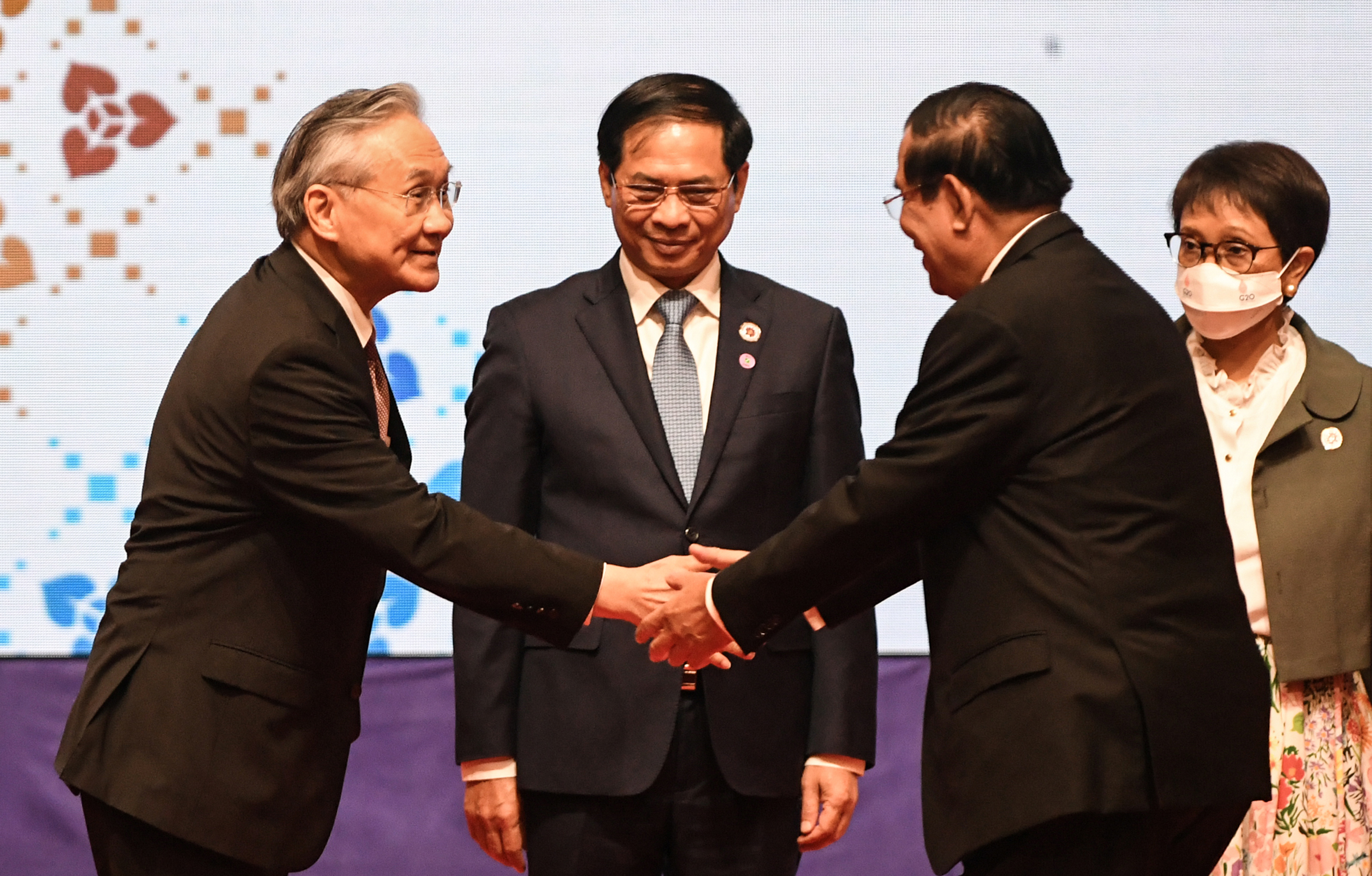 PHNOM PENH: Thailand's Foreign Minister Don Pramudwinai (L) shakes hands with Cambodia's Prime Minister Hun Sen (2R) in front of Vietnam's Foreign Minister Bui Thanh Son (C) and Indonesia's Foreign Minister Retno Marsudi (R) after the opening ceremony for the 55th Association of Southeast Asian Nations (ASEAN) Foreign Ministers Meeting in Phnom Penh. – AFP
