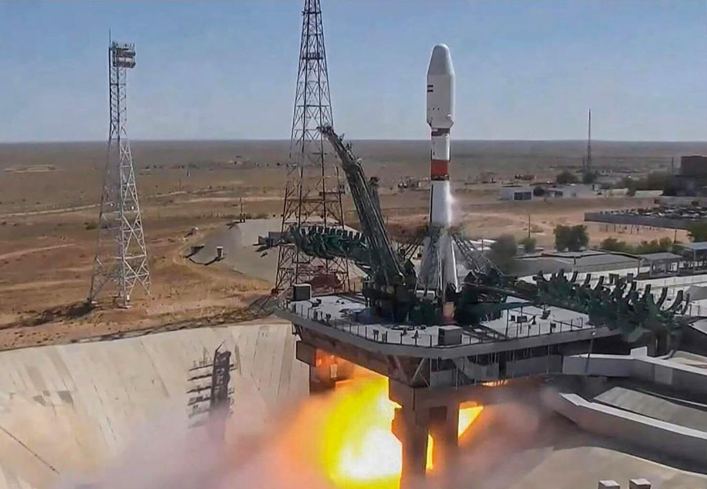 BAIKONUR, Kazakhstan: Russian Space Agency Roscosmos shows the Soyuz-2.1b rocket carrying the Khayyam satellite blasting off from a launch pad at the Baikonur Cosmodrome. An Iranian satellite launched by Russia blasted off from Kazakhstan early August 9, 2022, and went into orbit amid controversy that Moscow might use it to improve its surveillance of military targets in Ukraine. - AFP