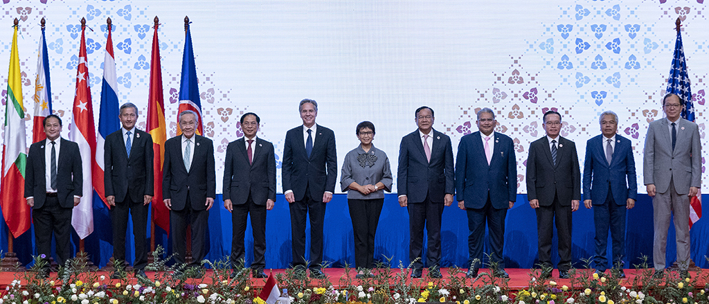 PHNOM PENH: US Secretary of State Antony Blinken (5L) poses for a group photo with other officials during the US ministerial meeting as part of the 55th ASEAN Foreign Ministers’ meeting at the Sokha Hotel in Phnom Penh, on August 4, 2022. — AFP