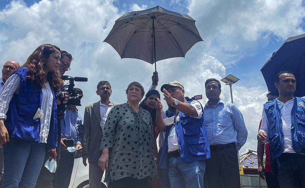 UKHIA, Bangladesh: United Nations High Commissioner for Human Rights Michelle Bachelet (C) visits a Rohingya refugee camp in Ukhia on August 16, 2022. – AFP