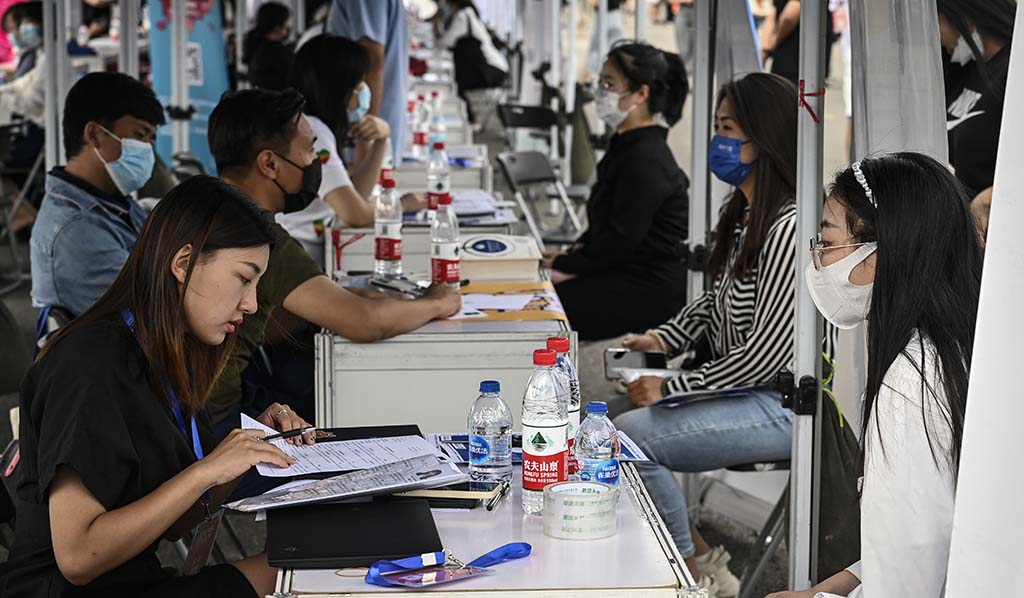 BEIJING: The photo taken on August 26, 2022 shows young people attending a job fair in Beijing. – AFP