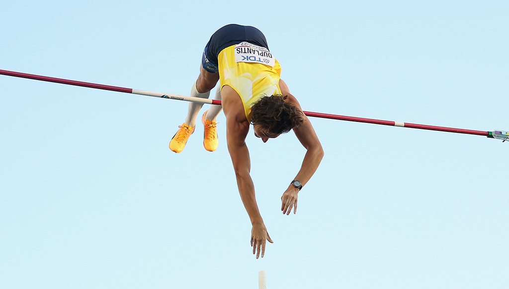 EUGENE: Armand Duplantis of Team Sweden clears the bar to set a world record at 6:21 and win gold in the Men’s Pole Vault Final on day ten of the World Athletics Championships Oregon22 at Hayward Field on July 24, 2022 in Oregon. – AFP