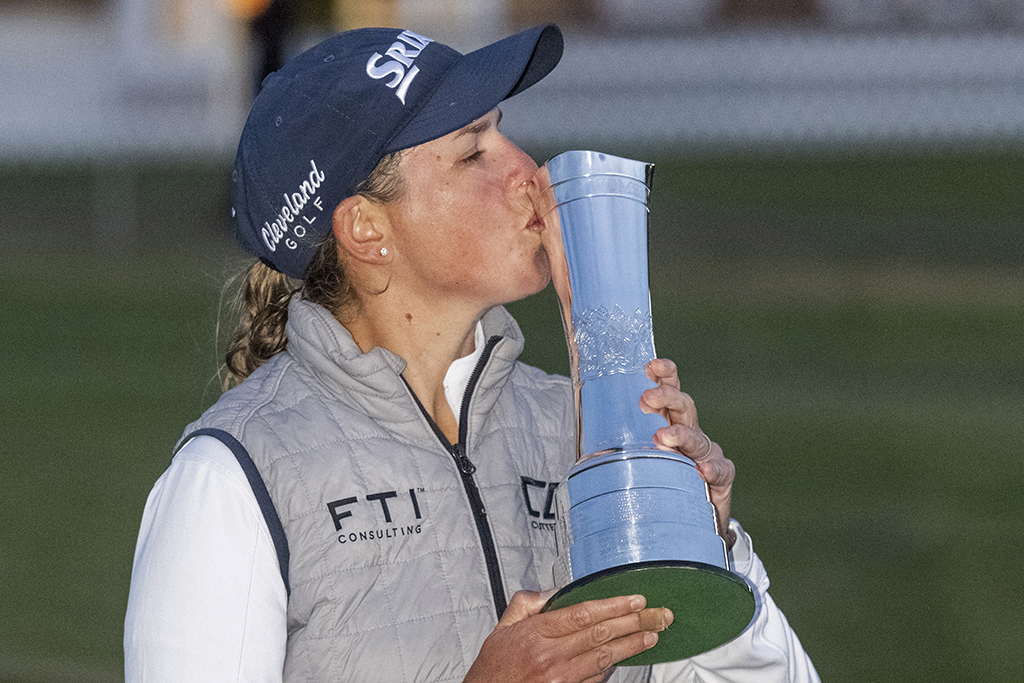 GULLANE: South Africa’s Ashleigh Buhai kisses the trophy after her playoff win over South Korea’s Chun In-gee on day 4 of the 2022 Women’s British Open Golf Championship at Muirfield golf course in Gullane, Scotland, on August 7, 2022. – AFP