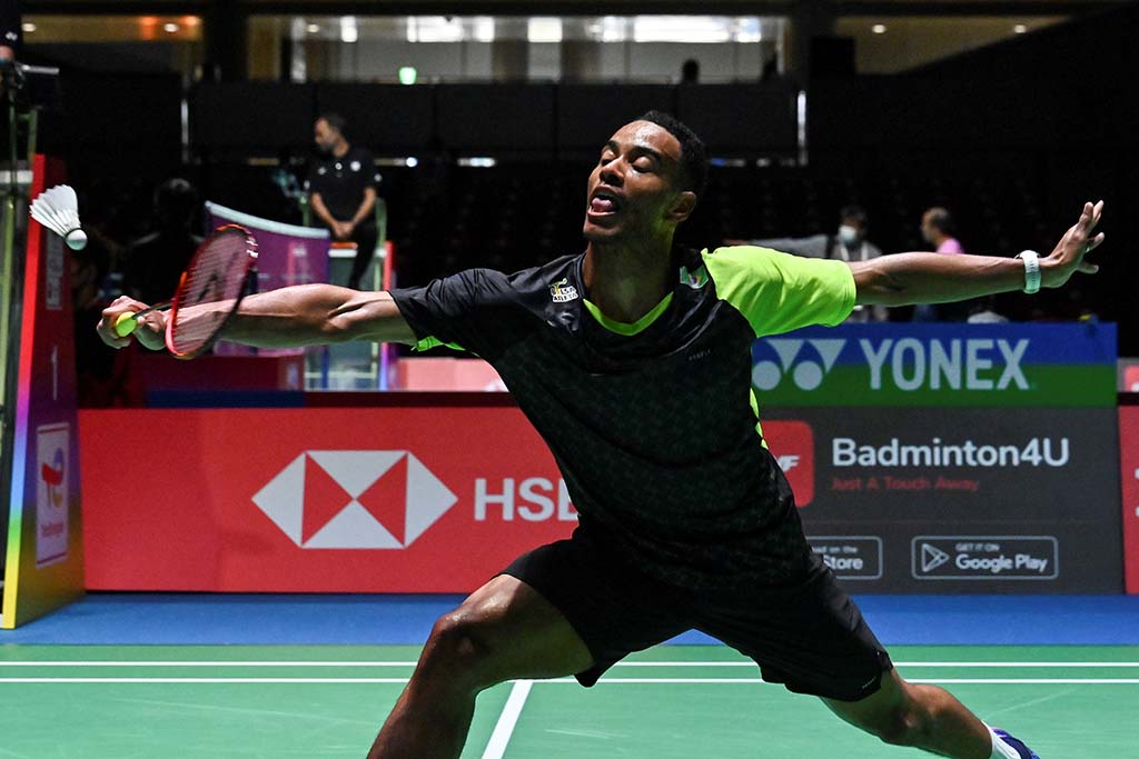 TOKYO: Ygor Coelho of Brazil hits a return against Anthony Sinisuka Ginting of Indonesia during their men’s singles match on day one of the Badminton World Championships in Tokyo on August 22, 2022. - AFP