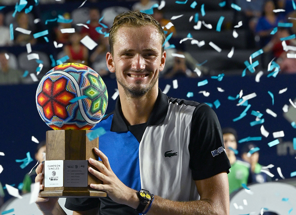 LOS CABOS: Russia’s Daniil Medvedev holds the winning trophy after defeating Britain’s Cameron Norrie during their Mexico ATP Open 250 men’s singles final tennis match at the Cabo Sports Complex in Los Cabos, Mexico, on August 6, 2022. – AFP