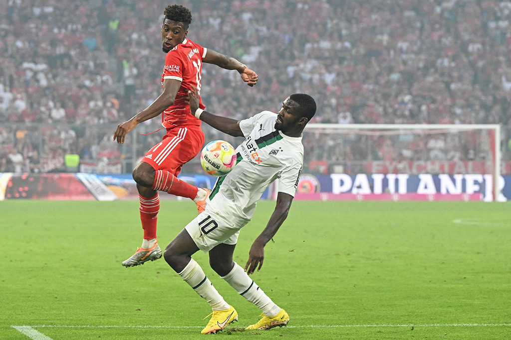 MUNICH: Bayern Munich’s French forward Kingsley Coman (left) and Moenchengladbach’s French forward Marcus Thuram vie for the ball during the German first division Bundesliga football match on August 27, 2022. – AFP